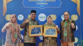 Paman Birin menerima Anugerah Adinata Syariah 2024 yang diselenggarakan oleh Komite Nasional Ekonomi dan Keuangan Syariah (KNEKS) di Aula Gedung Syariah Kawasan PIK 2 Jakarta,  Senin (20/5/2024). (SuarIndonesia/Adv)