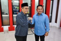 Darmawan Jaya Setiawan (kiri) pengembalian formulir pendaftaran. (SuarIndonesia/Ist)