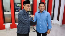 Darmawan Jaya Setiawan (kiri) pengembalian formulir pendaftaran. (SuarIndonesia/Ist)