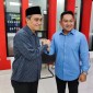 Darmawan Jaya Setiawan (kiri) pengembalian formulir pendaftaran. (SuarIndonesia/Ist)