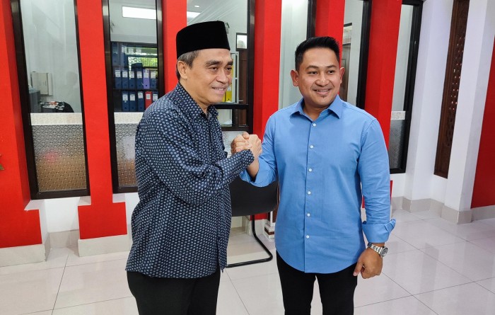 Darmawan Jaya Setiawan (kiri) pengembalian formulir pendaftaran. (SuarIndonesia/Ist)