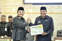 rapat paripurna dipimpin Ketua DPRD Provinsi Kalsel, Dr (HC) H Supian HK, SH, MH, (kanan) dan Sekda Provinsi Kalsel, Roy Rizali Anwar  Senin (20/5/2024) (SuarIndonesia/Adv)