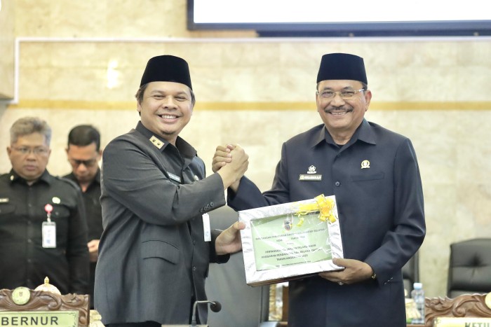 rapat paripurna dipimpin Ketua DPRD Provinsi Kalsel, Dr (HC) H Supian HK, SH, MH, (kanan) dan Sekda Provinsi Kalsel, Roy Rizali Anwar  Senin (20/5/2024) (SuarIndonesia/Adv)
