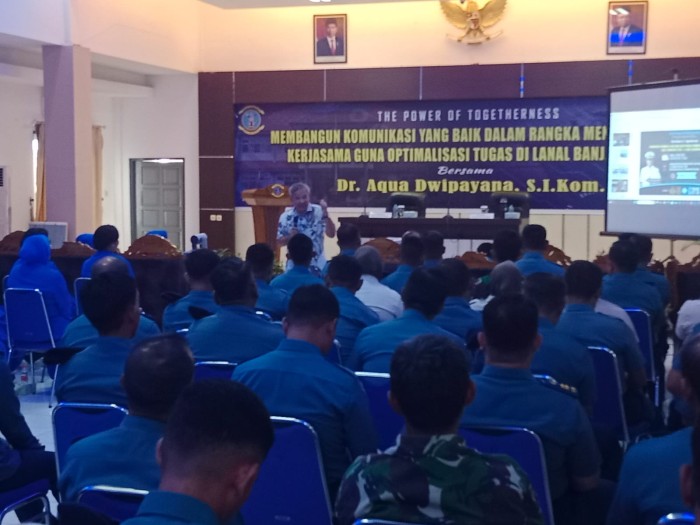 seminar dengan tema Membangun Komunikasi yang baik dalam rangka meningjatkan kerjasama guna optimalisasi tugas, Rabu (22/5/2024) berlangsung di Aula Mustafa Ideham Lanal Banjarmasin. (SuarIndonesia/Ist)