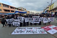 Aksi teatrikal di kawaaan Jalan Pangeran Antasari Banjarmasin Tengah, Rabu (22/05/2024)  dilakukan Sanggar Titian Barantai (STB) dari Universitas Islam Kalimantan Muhammad Arsyad Al Banjari (UNISKA MAB) (SuarIndonesia/DO)