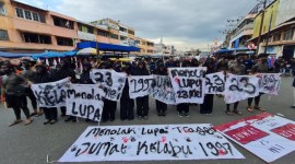 Aksi teatrikal di kawaaan Jalan Pangeran Antasari Banjarmasin Tengah, Rabu (22/05/2024)  dilakukan Sanggar Titian Barantai (STB) dari Universitas Islam Kalimantan Muhammad Arsyad Al Banjari (UNISKA MAB) (SuarIndonesia/DO)