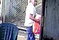 Aksi pelaku yang terekam CCTV