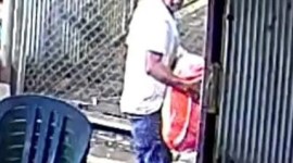 Aksi pelaku yang terekam CCTV