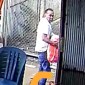 Aksi pelaku yang terekam CCTV