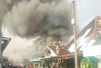 Sejumlah warga di pemukiman padat penduduk Jalan Pekapuran B, Gang Nangka RT 21, RW 04,Banjarmasin Tengah, dibuat geger dengan adanya kebakaran, Jumat (24/5/2024) (SuarIndonesia/DO)