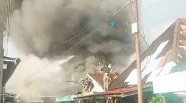 Sejumlah warga di pemukiman padat penduduk Jalan Pekapuran B, Gang Nangka RT 21, RW 04,Banjarmasin Tengah, dibuat geger dengan adanya kebakaran, Jumat (24/5/2024) (SuarIndonesia/DO)