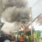 Sejumlah warga di pemukiman padat penduduk Jalan Pekapuran B, Gang Nangka RT 21, RW 04,Banjarmasin Tengah, dibuat geger dengan adanya kebakaran, Jumat (24/5/2024) (SuarIndonesia/DO)
