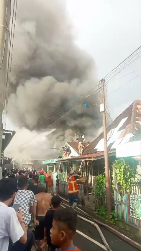 Sejumlah warga di pemukiman padat penduduk Jalan Pekapuran B, Gang Nangka RT 21, RW 04,Banjarmasin Tengah, dibuat geger dengan adanya kebakaran, Jumat (24/5/2024) (SuarIndonesia/DO)