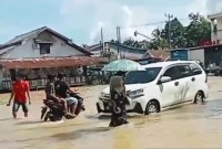Pemukiman warga di Kecamatan Ngabang dan sekitarnya terendam bajir dan mengakibatkan ribuan masyarakat mengungsi karena rumah mereka terendam banjir. [ANTARA/HO-Dokumentasi Warga]