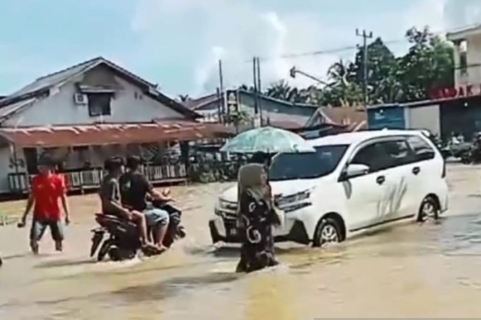 Pemukiman warga di Kecamatan Ngabang dan sekitarnya terendam bajir dan mengakibatkan ribuan masyarakat mengungsi karena rumah mereka terendam banjir. [ANTARA/HO-Dokumentasi Warga]
