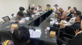 Dialog Forum Ambin Demokrasi dengan DPRD Kota Banjarmasin yang dihadiri manajemen PT PALD Banjarmasin sebagai pengelola IPA, mendesak Perwali Peraturan Walikota (Perwali) Nomor 152 tahun 2023 supaya ditinjau kembali, karena legalnya dipersoalkan dan terkesan memalak uang rakyat. (SuarIndonesia/Ist)