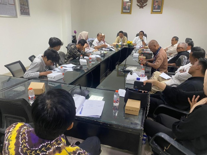Dialog Forum Ambin Demokrasi dengan DPRD Kota Banjarmasin yang dihadiri manajemen PT PALD Banjarmasin sebagai pengelola IPA, mendesak Perwali Peraturan Walikota (Perwali) Nomor 152 tahun 2023 supaya ditinjau kembali, karena legalnya dipersoalkan dan terkesan memalak uang rakyat. (SuarIndonesia/Ist)