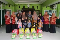 Bantuan makanan sehat kepada lima orang anak stunting di lingkungan Kemenag Balangan, Senin (27/5/2024) (SuarIndonesia/RJ)