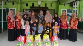 Bantuan makanan sehat kepada lima orang anak stunting di lingkungan Kemenag Balangan, Senin (27/5/2024) (SuarIndonesia/RJ)