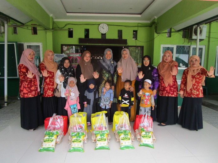 Bantuan makanan sehat kepada lima orang anak stunting di lingkungan Kemenag Balangan, Senin (27/5/2024) (SuarIndonesia/RJ)
