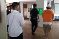 oknum notaris berisial AAS (61) dilimpahkan ke Kejaksaan Negeri Banjarmasin, Senin (27/5/2024). (SuarIndonesia/YI)