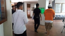 oknum notaris berisial AAS (61) dilimpahkan ke Kejaksaan Negeri Banjarmasin, Senin (27/5/2024). (SuarIndonesia/YI)