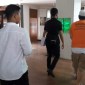 oknum notaris berisial AAS (61) dilimpahkan ke Kejaksaan Negeri Banjarmasin, Senin (27/5/2024). (SuarIndonesia/YI)