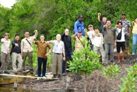 Sekda Bulungan Risdianto (dua kiri) dan jajaran bersama tim Global Green Growth Institute (GGGI) dan Global Affairs Canada (GAC) Kanada melakukan survei kehidupan nelayan dan ekosistem mangrove di Delta Sungai Kayan, tepatnya di Desa Liagu, Kecamatan Sekatak, Kabupaten Bulungan, Senin (27/5/2024). [ANTARA/HO-Dokpim Bulungan]