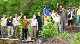Sekda Bulungan Risdianto (dua kiri) dan jajaran bersama tim Global Green Growth Institute (GGGI) dan Global Affairs Canada (GAC) Kanada melakukan survei kehidupan nelayan dan ekosistem mangrove di Delta Sungai Kayan, tepatnya di Desa Liagu, Kecamatan Sekatak, Kabupaten Bulungan, Senin (27/5/2024). [ANTARA/HO-Dokpim Bulungan]