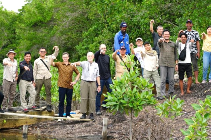 Sekda Bulungan Risdianto (dua kiri) dan jajaran bersama tim Global Green Growth Institute (GGGI) dan Global Affairs Canada (GAC) Kanada melakukan survei kehidupan nelayan dan ekosistem mangrove di Delta Sungai Kayan, tepatnya di Desa Liagu, Kecamatan Sekatak, Kabupaten Bulungan, Senin (27/5/2024). [ANTARA/HO-Dokpim Bulungan]