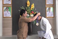 pertemuan sekaligus pengalungan medali oleh Bupati Balangan, di Ruang Rapat Bupati Balangan, Paringin Selatan, Senin (27/5/2024) *SuarIndonesia/IAdv)