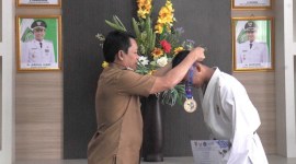 pertemuan sekaligus pengalungan medali oleh Bupati Balangan, di Ruang Rapat Bupati Balangan, Paringin Selatan, Senin (27/5/2024) *SuarIndonesia/IAdv)