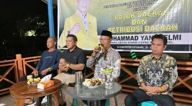 Ketua Komisi II DPRD Kalsel Muhammad Yani Helmi, Sosialiasi Peraturan Daerah tentang Pajak Daerah dan Retribusi Daerah, di Desa Gedambaan, Kecamatan Pulau Laut Sigam, Kabupaten Kotabaru, Senin (27/5/2024) malam. (SuarIndonesia/Ist)