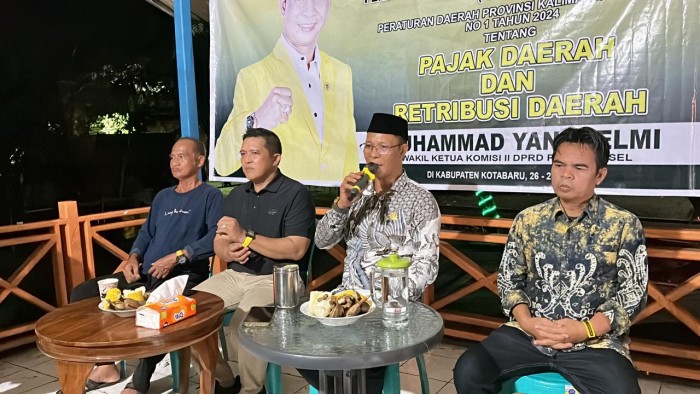 Ketua Komisi II DPRD Kalsel Muhammad Yani Helmi, Sosialiasi Peraturan Daerah tentang Pajak Daerah dan Retribusi Daerah, di Desa Gedambaan, Kecamatan Pulau Laut Sigam, Kabupaten Kotabaru, Senin (27/5/2024) malam. (SuarIndonesia/Ist)