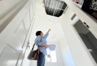 Merry tunjukan tempat Kos-kosan tiga lantai di Jalan Rambai Padi, Banjarmasin Timur, yang belum beres, Selasa (28/5/2024) (SuarIndonesia/ZI)