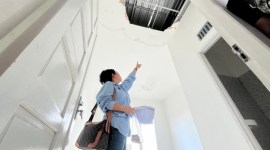 Merry tunjukan tempat Kos-kosan tiga lantai di Jalan Rambai Padi, Banjarmasin Timur, yang belum beres, Selasa (28/5/2024) (SuarIndonesia/ZI)