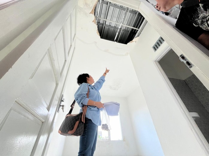 Merry tunjukan tempat Kos-kosan tiga lantai di Jalan Rambai Padi, Banjarmasin Timur, yang belum beres, Selasa (28/5/2024) (SuarIndonesia/ZI)