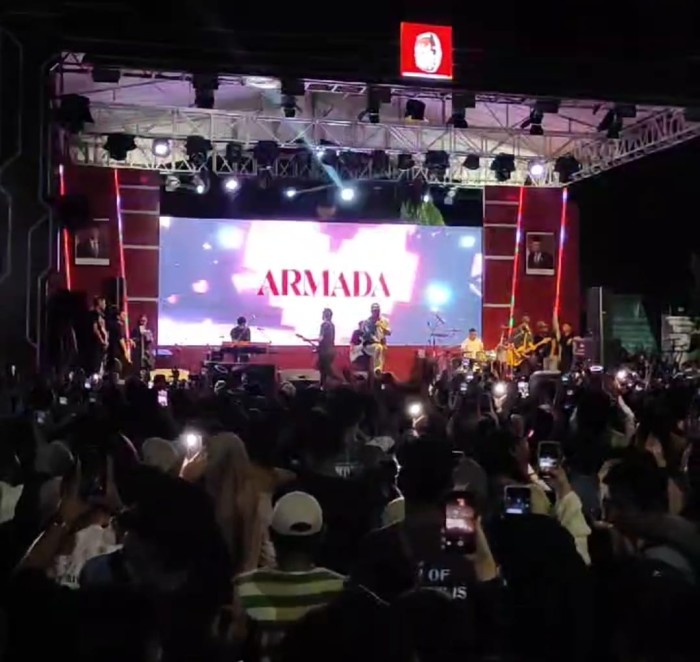 Generasi Z dan milenial memadati Lapangan Murjani Banjarbaru, Senin (27/5/2024) malam. (SuarIndonesia/RW)