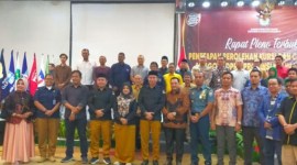Komisioner KPU Kalbar bersama sejumlah tamu undangan berfoto bersama usai sidang pleno penetapan perolehan kursi caleg DPRD Kalbar terpilih dalam Pemilu 2024 kemarin.[ANTARA/Rendra Oxtora]