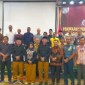 Komisioner KPU Kalbar bersama sejumlah tamu undangan berfoto bersama usai sidang pleno penetapan perolehan kursi caleg DPRD Kalbar terpilih dalam Pemilu 2024 kemarin.[ANTARA/Rendra Oxtora]