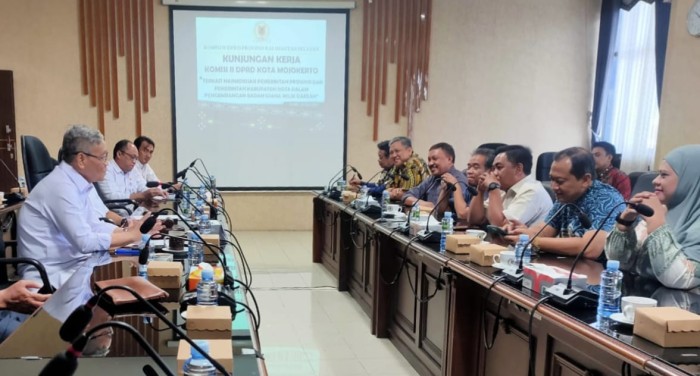 Kunjungan kerja (kunker) Komisi II DPRD Kota Mojokerto Jawa Timur (Jatim), yang dipimpin Indro Cahyono di ruang Komisi II DPRD Kalsel di Banjarmasin, Rabu (29/5/2024) (SuarIndonesia/Ist)