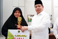 iala dan penghargaan diserahkan langsung Kepala Kantor Wilayah (Kanwil) Kemenag Provinsi Kalimantan Selatan, H. Muhammad Tambrin. (SuarIndonesia/RJ)