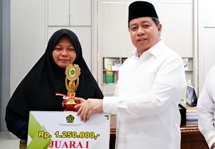 iala dan penghargaan diserahkan langsung Kepala Kantor Wilayah (Kanwil) Kemenag Provinsi Kalimantan Selatan, H. Muhammad Tambrin. (SuarIndonesia/RJ)