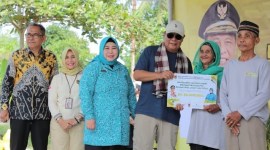 Penyerahan bantuan sosial rehabilitasi Rumah Tidak Layak Huni (RTLH) korban bencana dan kawasan kumuh Tahun 2024 di Desa Pematang Panjang Kecamatan Gambut Kabupaten Banjar, Jumat (31/5/2024) (suarIndonesia/Adv)