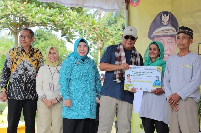 Penyerahan bantuan sosial rehabilitasi Rumah Tidak Layak Huni (RTLH) korban bencana dan kawasan kumuh Tahun 2024 di Desa Pematang Panjang Kecamatan Gambut Kabupaten Banjar, Jumat (31/5/2024) (suarIndonesia/Adv)