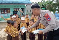Anggota Satlantas Polres Balangan memberikan buku bergambar tentang rambu lalu lintas sebagai alat peraga edukasi kepada siswa TK Cempaka, Kecamatan Paringin Selatan, (SuarIndonesia/Adv)