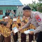 Anggota Satlantas Polres Balangan memberikan buku bergambar tentang rambu lalu lintas sebagai alat peraga edukasi kepada siswa TK Cempaka, Kecamatan Paringin Selatan, (SuarIndonesia/Adv)