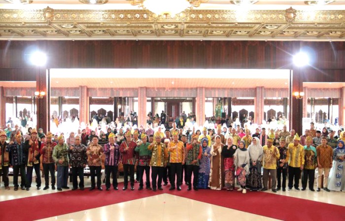 Pj Gubernur Kalbar Harisson menghadiri kegiatan silahturahmi Bubuhan Banjar di Pontianak, Senin (27/5/2024). [ANTARA/Rendra Oxtora]