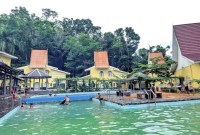 Pengunjung menikmati objek wisata mata air panas Tanuhi yang merupakan salah satu Situs Geopark Meratus  di Hulu Sungai Selatan (HSS), Kalimantan Selatan. [Nazir Tech/dispar.kalselprov.go.id]