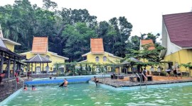 Pengunjung menikmati objek wisata mata air panas Tanuhi yang merupakan salah satu Situs Geopark Meratus  di Hulu Sungai Selatan (HSS), Kalimantan Selatan. [Nazir Tech/dispar.kalselprov.go.id]